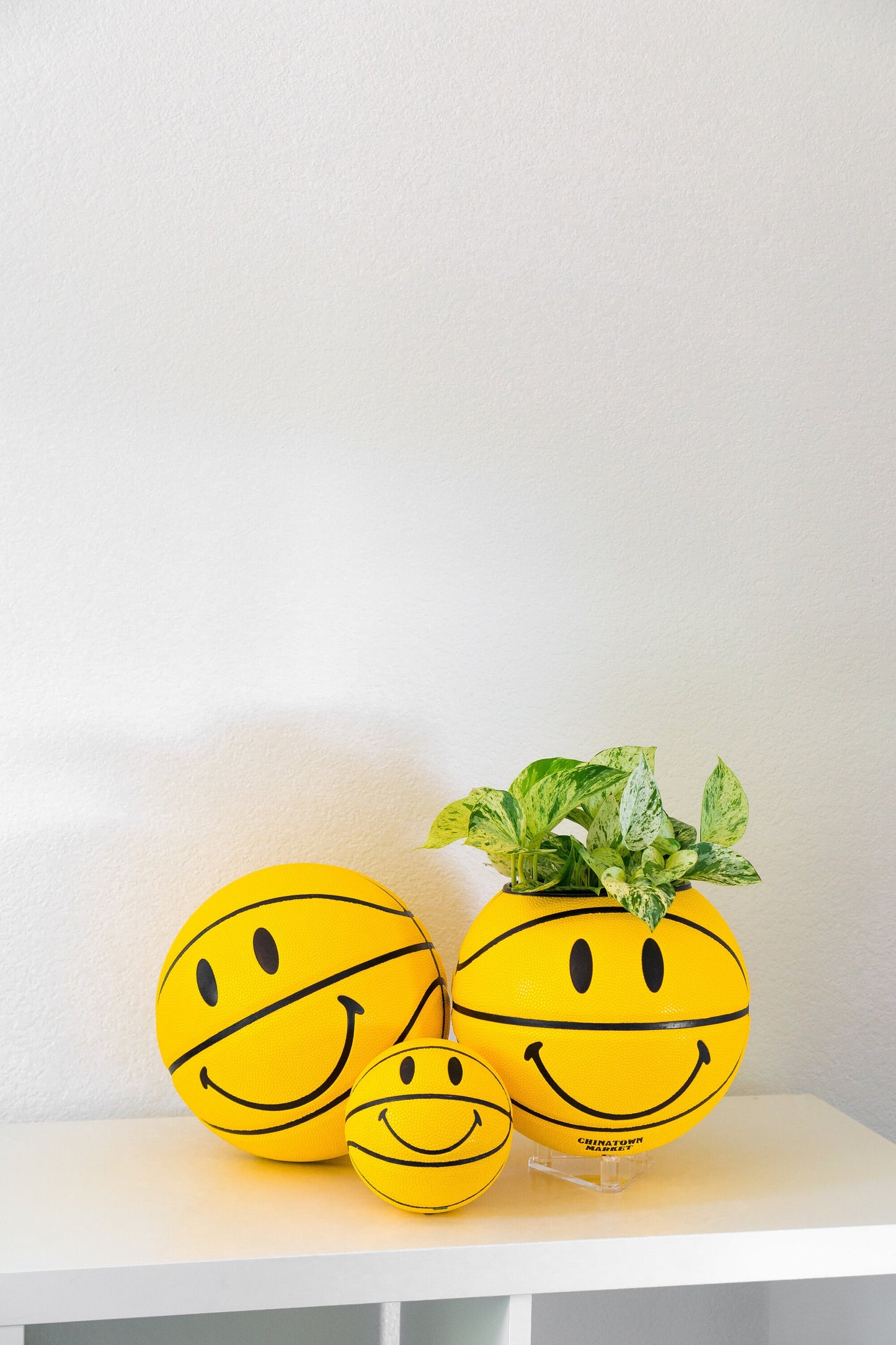plntrs - Chinatown Market Smiley Face Basketball Planter FULL SIZE - new ball with stand