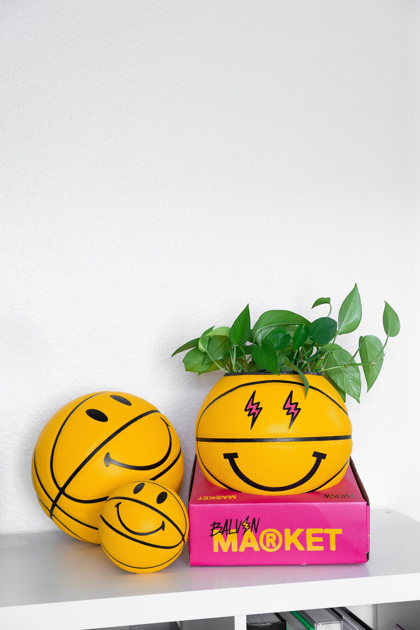plntrs - J Balvin x Market Smiley Face Basketball Planter FULL SIZE - new ball with stand