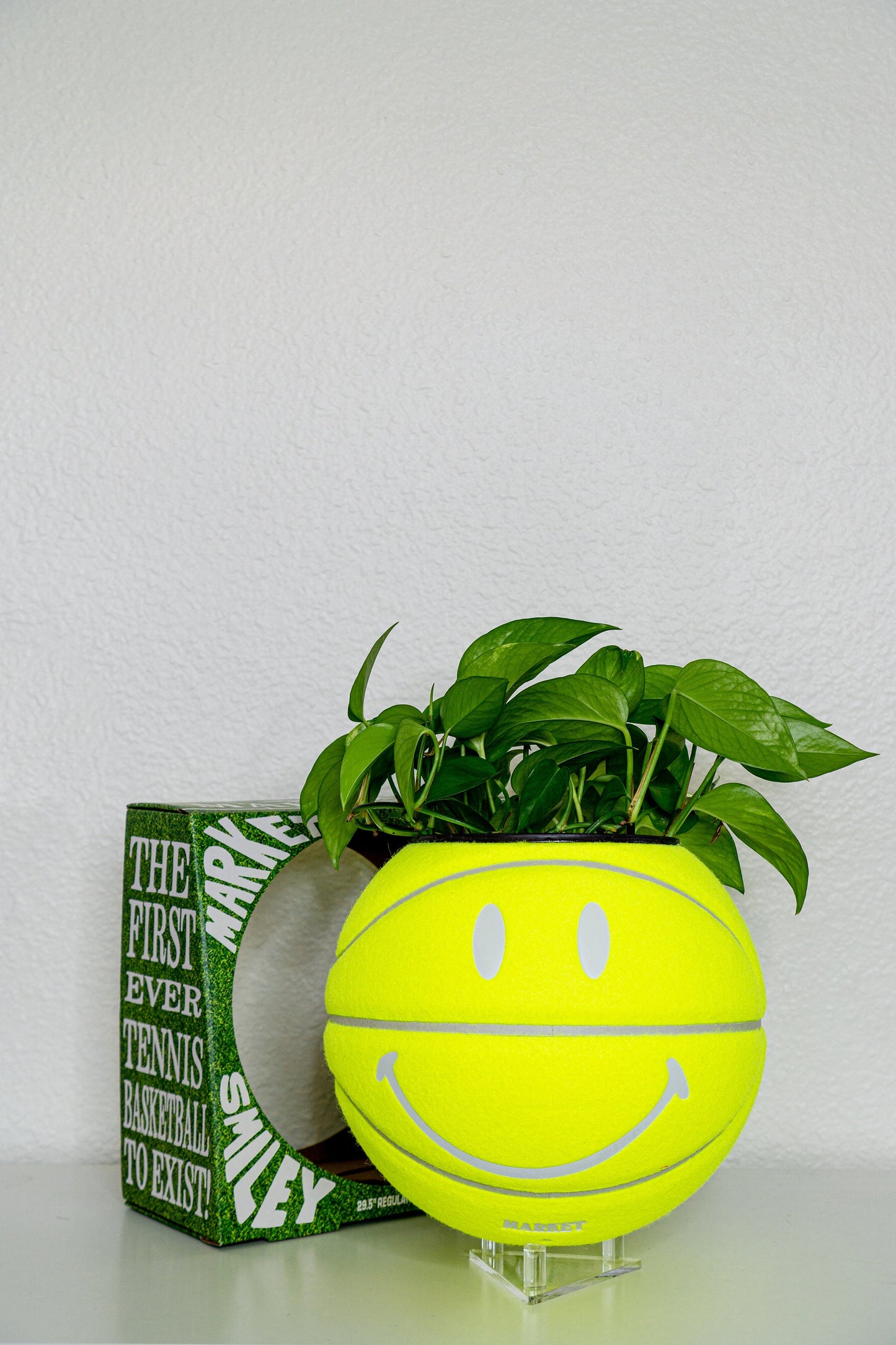 plntrs - Market Smiley Face Tennis Ball (baksetball size) Planter FULL SIZE - new ball with stand
