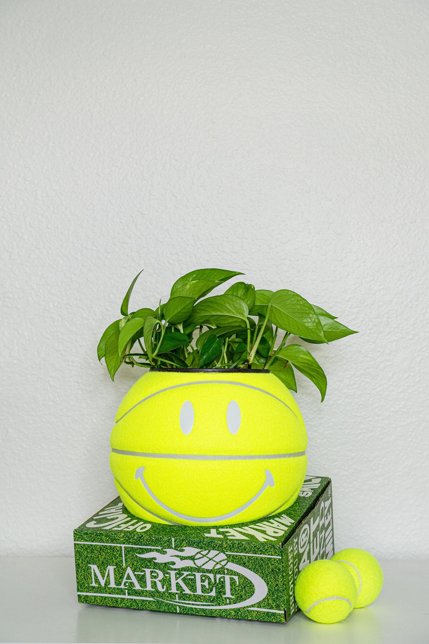plntrs - Market Smiley Face Tennis Ball (baksetball size) Planter FULL SIZE - new ball with stand