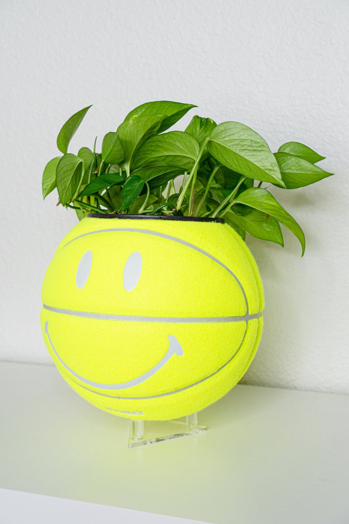 plntrs - Market Smiley Face Tennis Ball (baksetball size) Planter FULL SIZE - new ball with stand