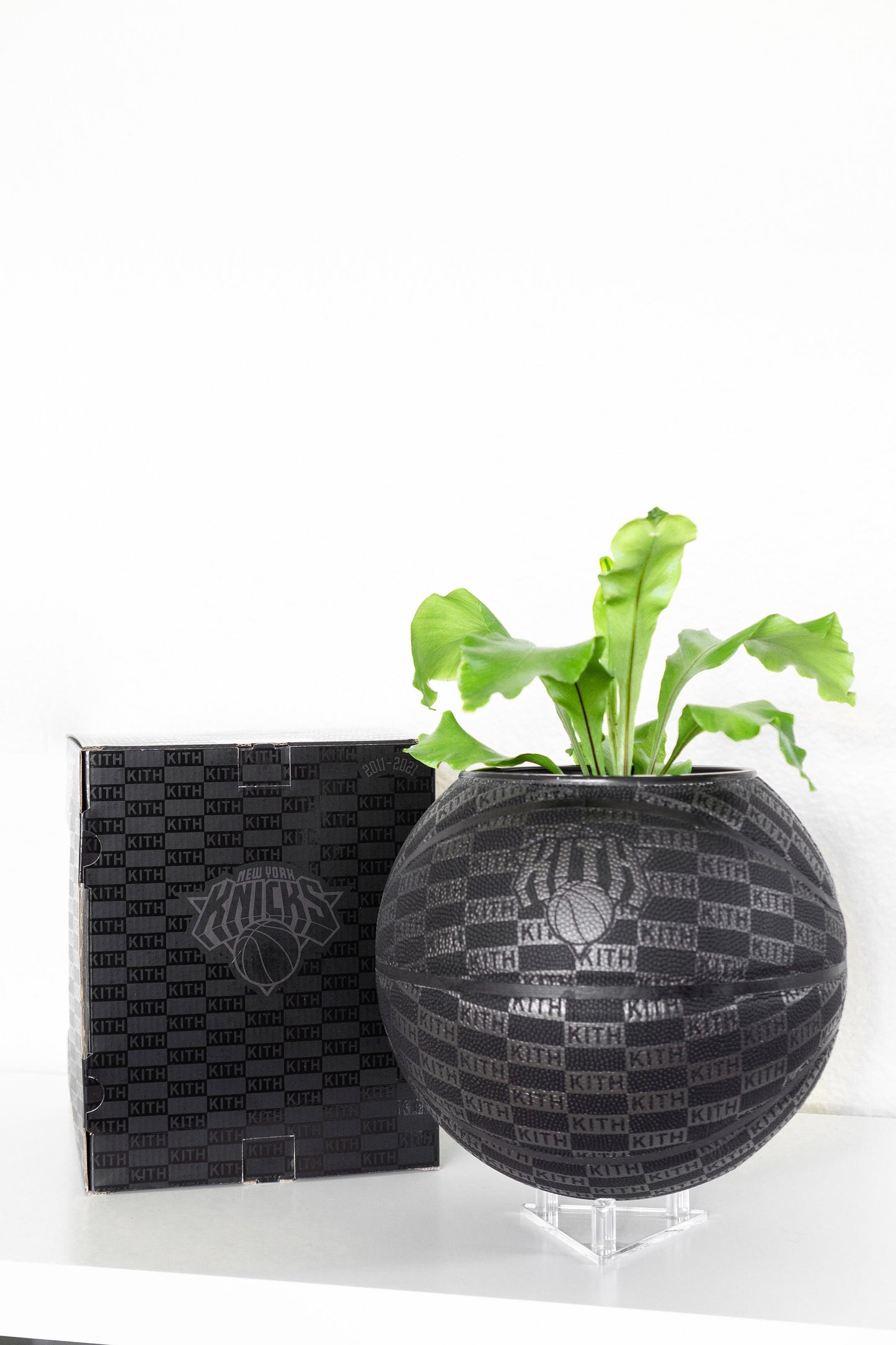 plntrs - Kith NYC Knicks Wilson black Basketball Planter FULL SIZE - new ball with stand